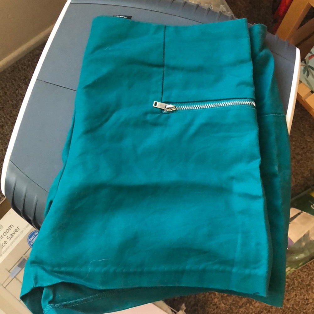 Shorts - Picture 2 of 4